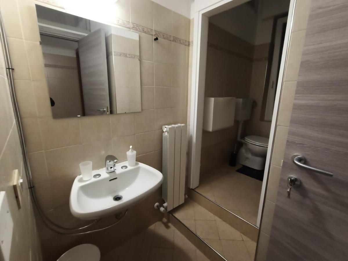 Airport Boulevard Guesthouse Грасобио Екстериор снимка