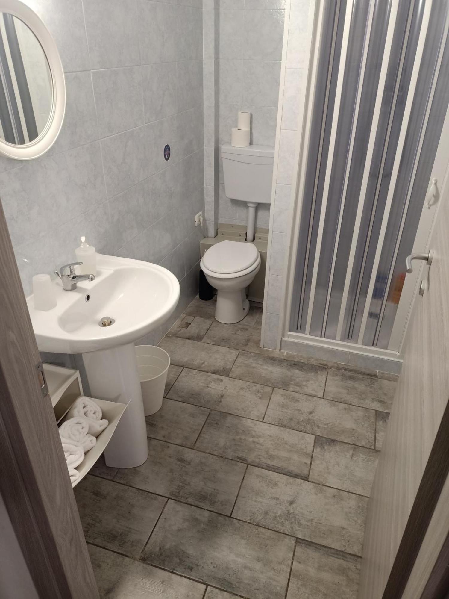 Airport Boulevard Guesthouse Грасобио Екстериор снимка