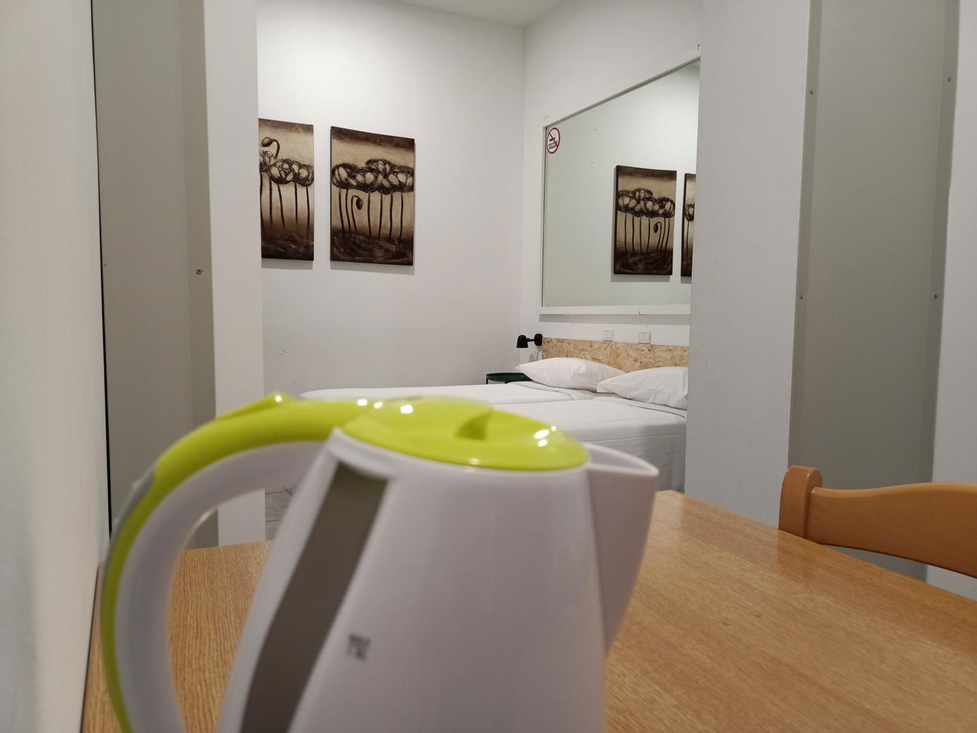 Airport Boulevard Guesthouse Грасобио Екстериор снимка