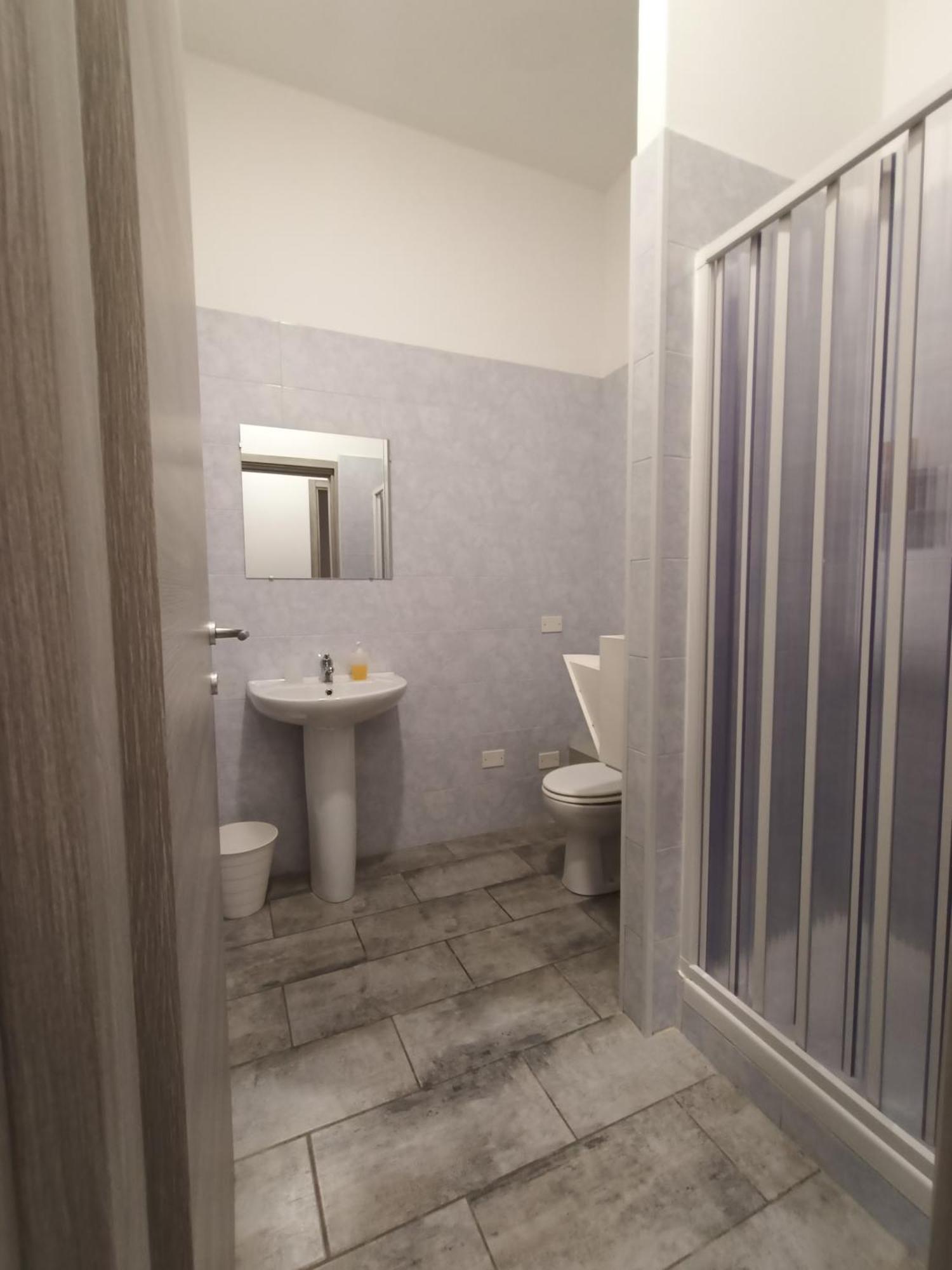 Airport Boulevard Guesthouse Грасобио Екстериор снимка