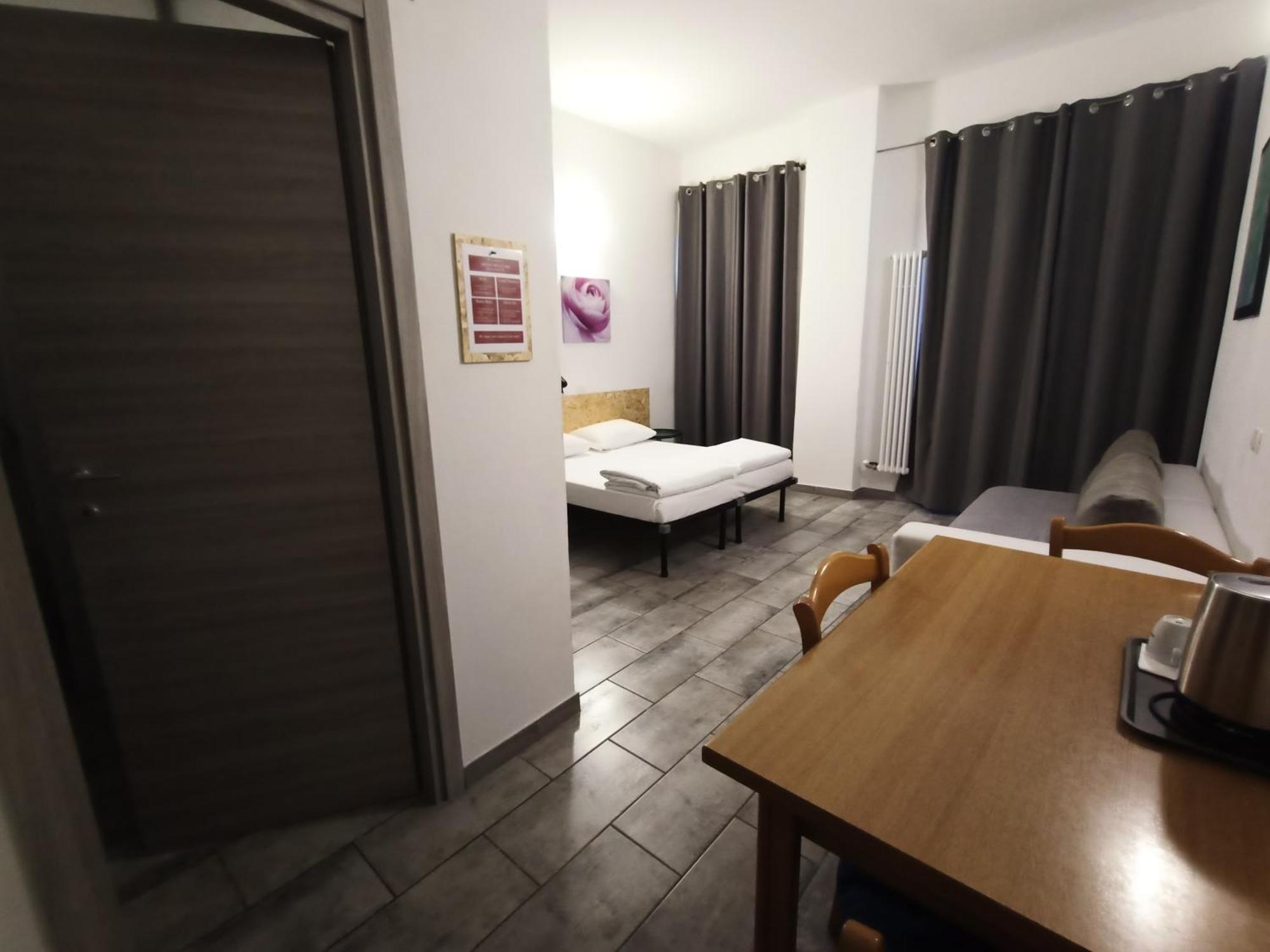Airport Boulevard Guesthouse Грасобио Екстериор снимка