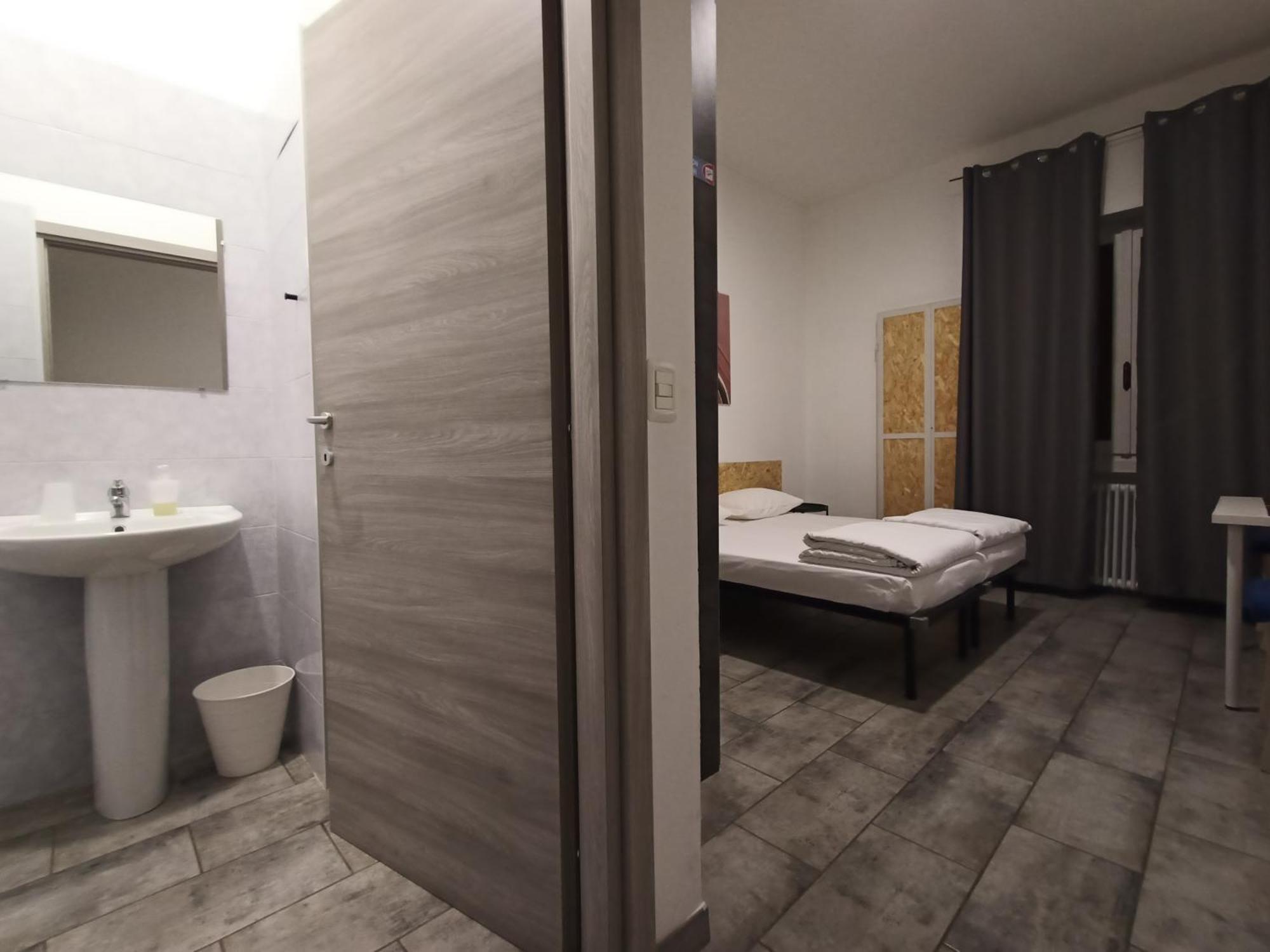 Airport Boulevard Guesthouse Грасобио Екстериор снимка