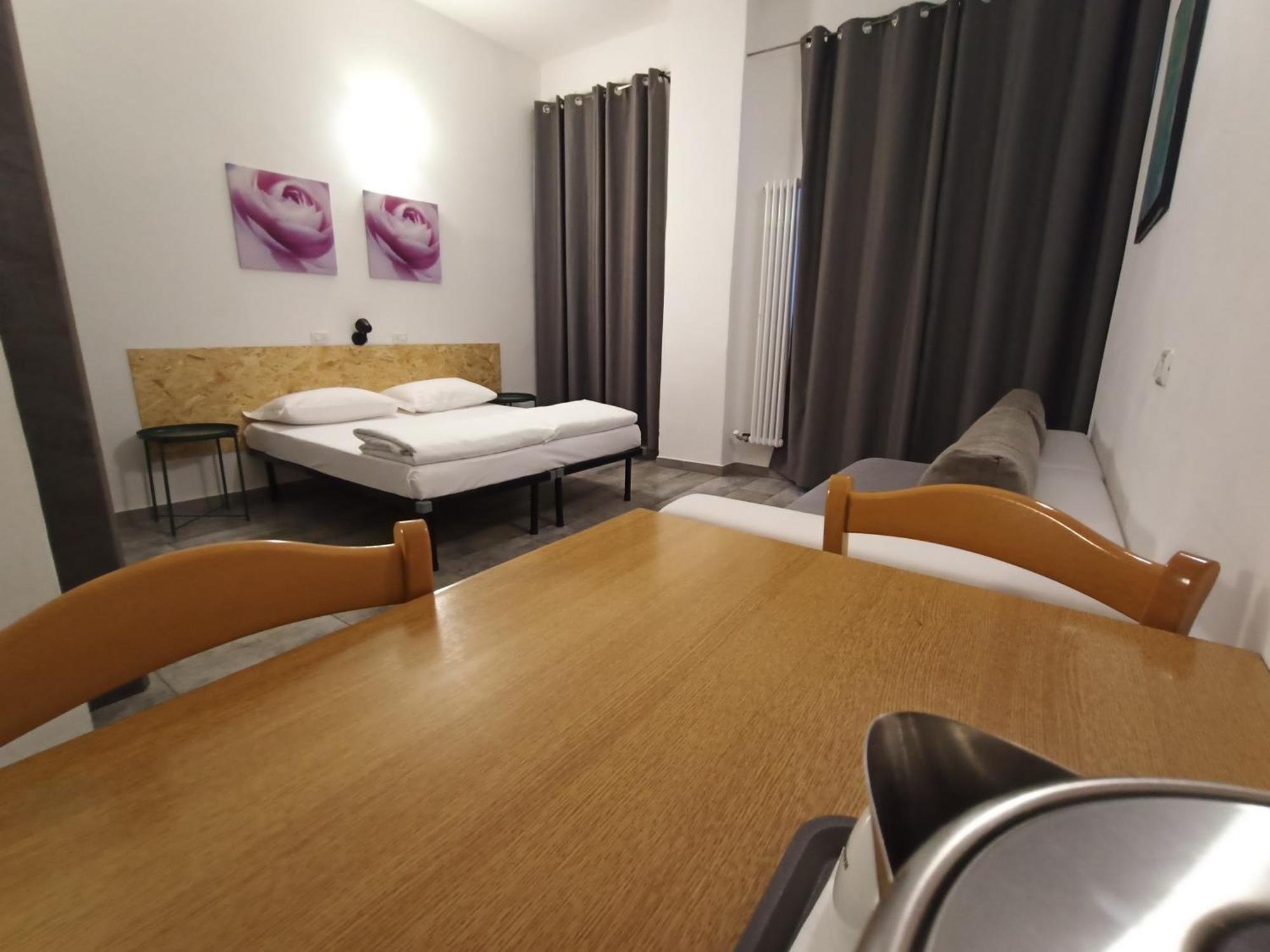 Airport Boulevard Guesthouse Грасобио Екстериор снимка