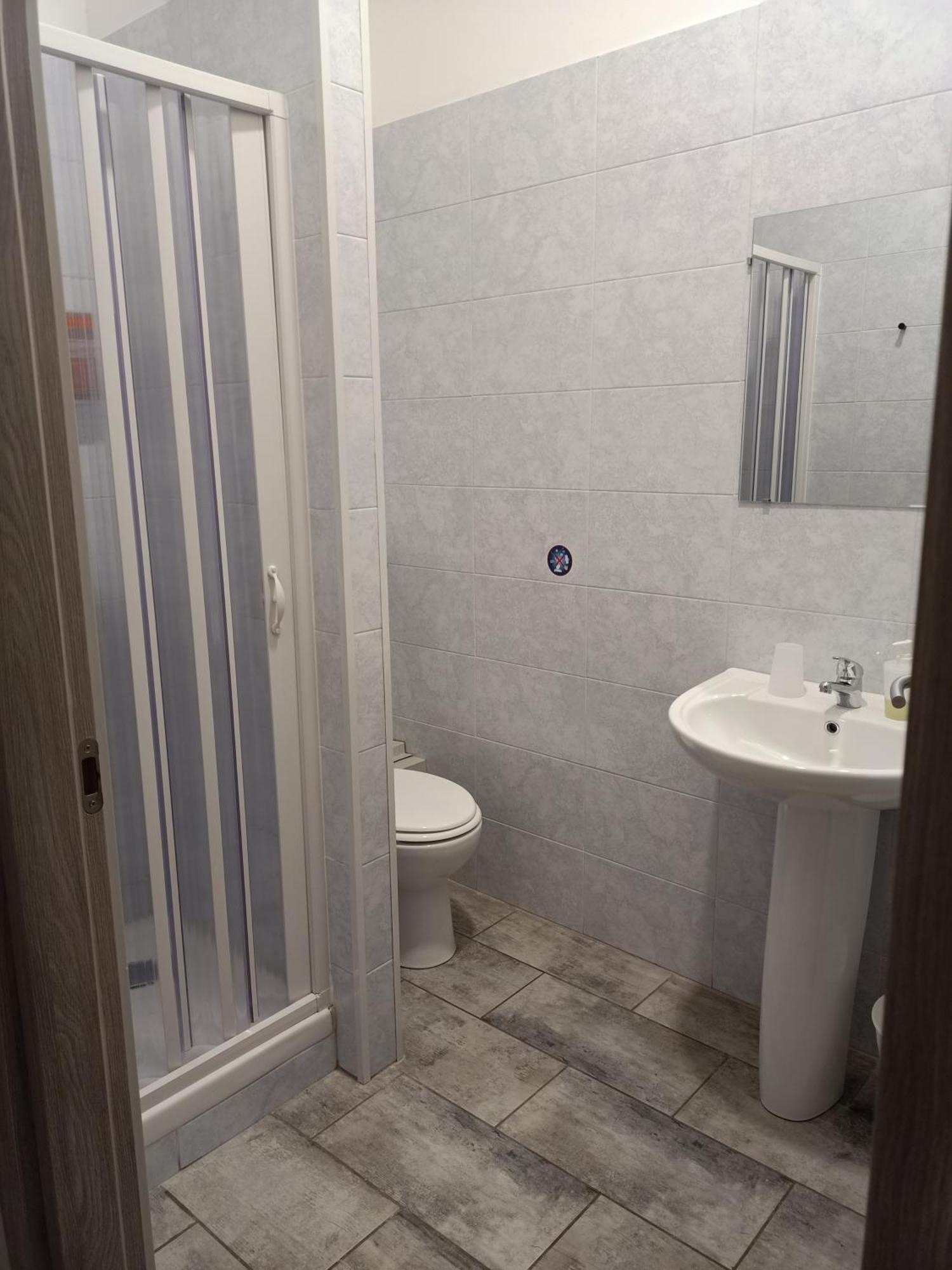 Airport Boulevard Guesthouse Грасобио Екстериор снимка
